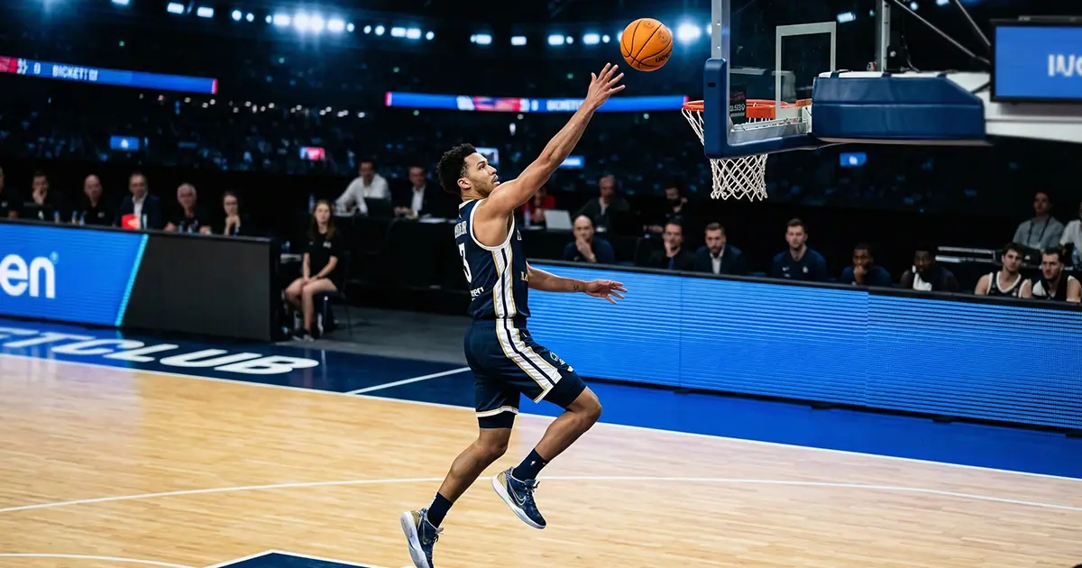 Jogador de basquetebol a executar um lançamento num pavilhão profissional