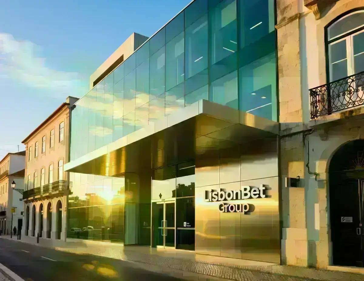 Edifício corporativo moderno em Lisboa representando operadores de apostas licenciados em Portugal