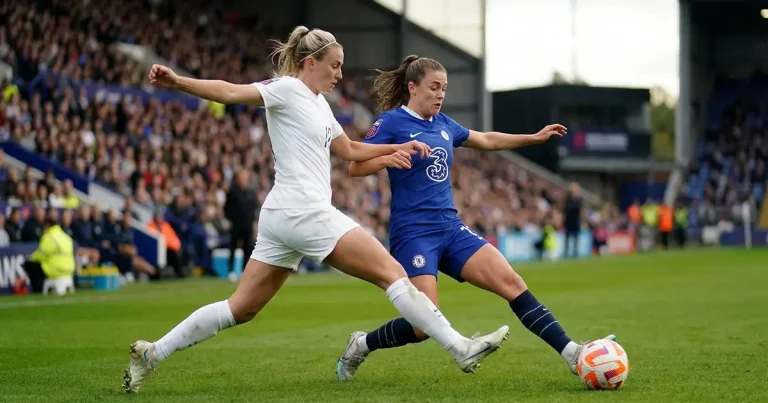 Jogadoras de futebol feminino em acção durante um jogo