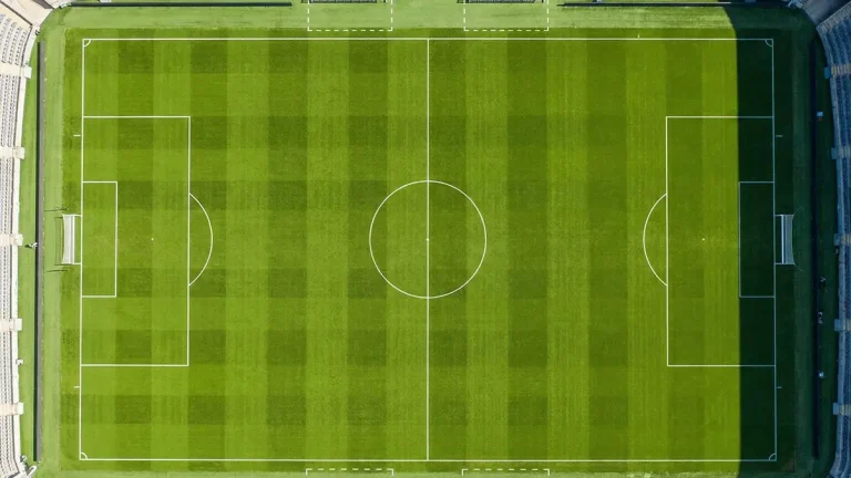 Campo de futebol visto de cima com linhas bem marcadas
