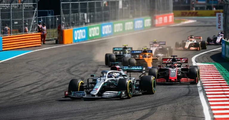 Carros de corrida numa pista de Fórmula 1