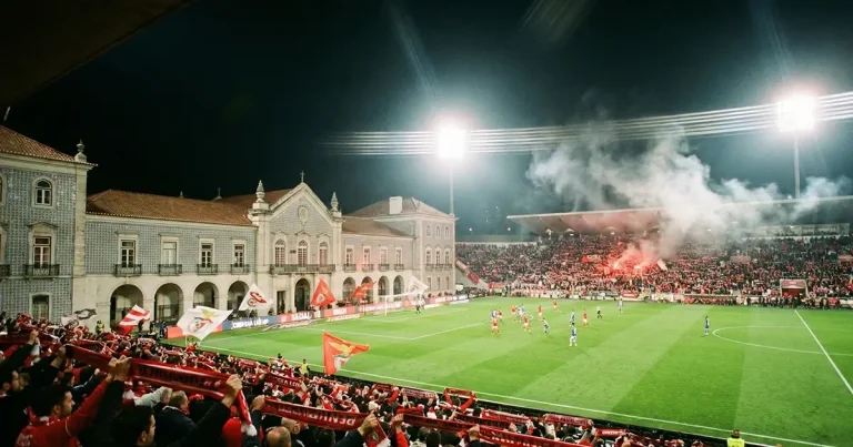 Vista panorâmica de um estádio de futebol português durante um jogo nocturno