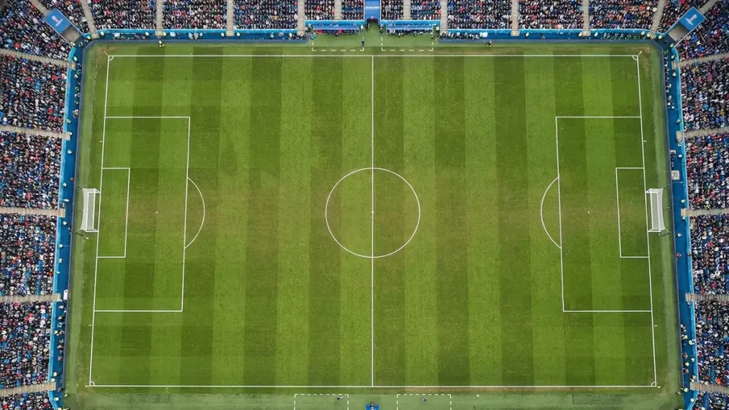 Vista a&eacute;rea de um campo de futebol durante um jogo